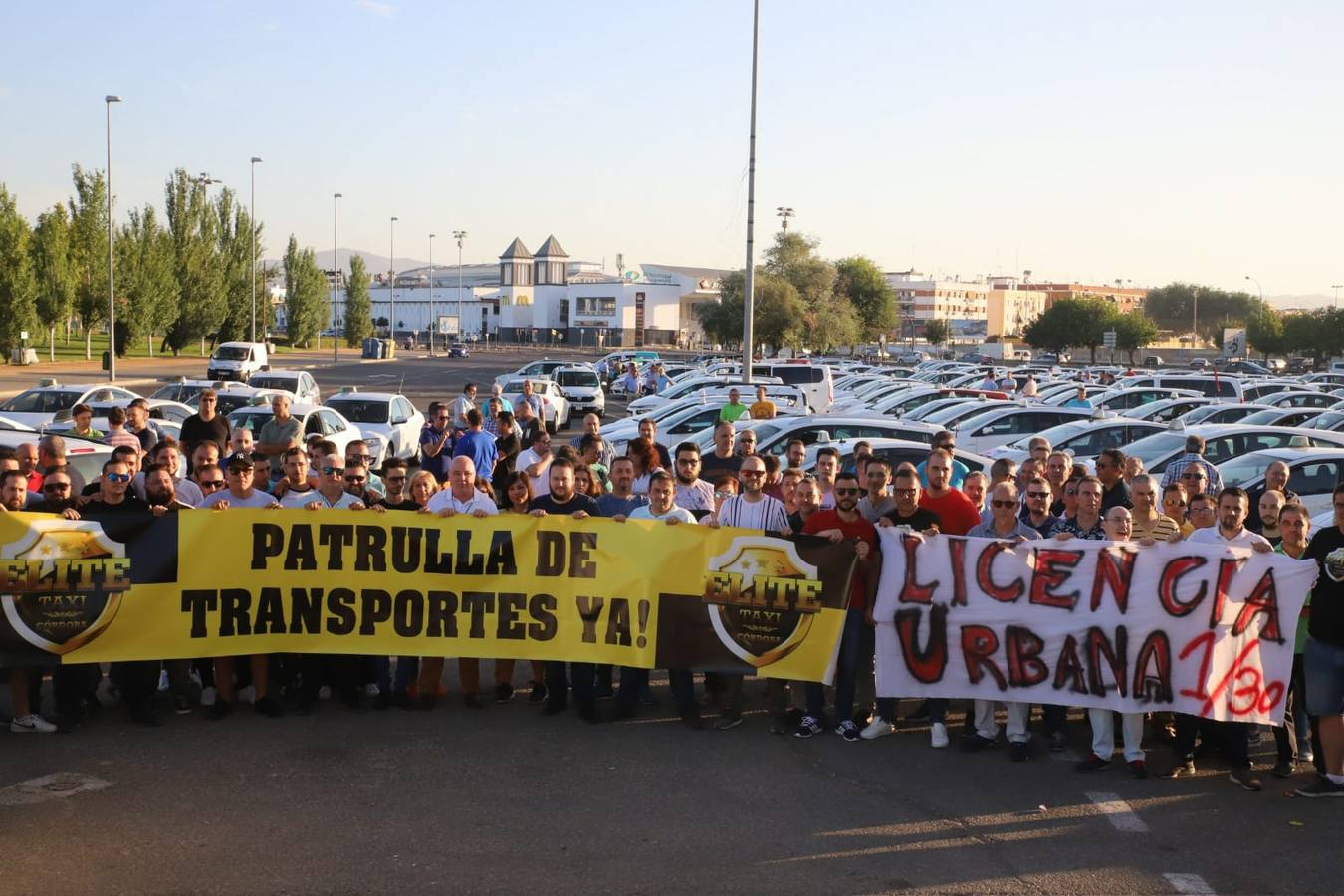 La marcha de los taxistas por Córdoba, en imágenes