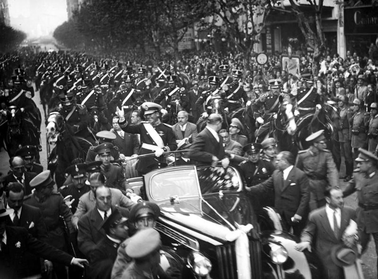 Juan D. Perón desfila por las calles de Buenos Aires tras ser elegido Presidente de Argentina. 