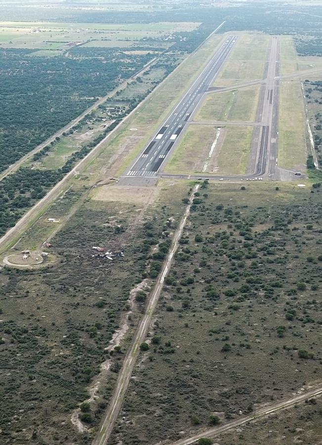 La empresa Grupo Aeroportuario Centro Norte, que opera la terminal aérea de Durango, anticipó que «según versiones preliminares» el accidente pudo haber sido ocasionado por «condiciones climáticas adversas» que prevalecían en la zona. 