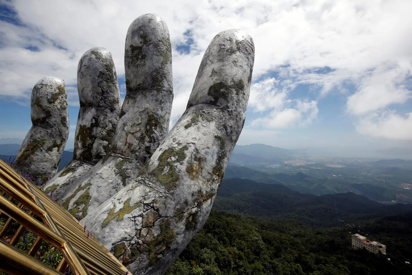 Dos manos gigantes sostienen un nuevo puente en Vietnam. El proyecto Ba Na Hills fue construido por Sun Group, empresa que está en el origen de varios proyectos controvertidos en el país