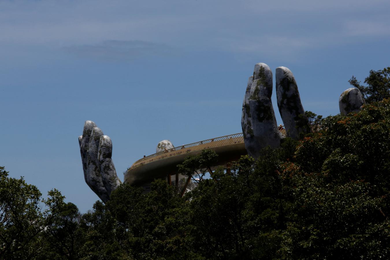 Dos manos gigantes sostienen un nuevo puente en Vietnam. En esta imagen se aprecian la dos manos del nuevo puente construido cerca de Da Nang, en el centro de Vietnam