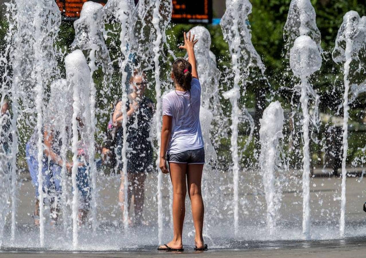 Alerta en Hungría por altas temperaturas. Una niña se refresca en el agua de una fuente en Budapest, Hungría. Las autoridades sanitarias húngaras han establecido el nivel de alerta por altas temperaturas, ya que se espera que alcancen los 35º centígrados.