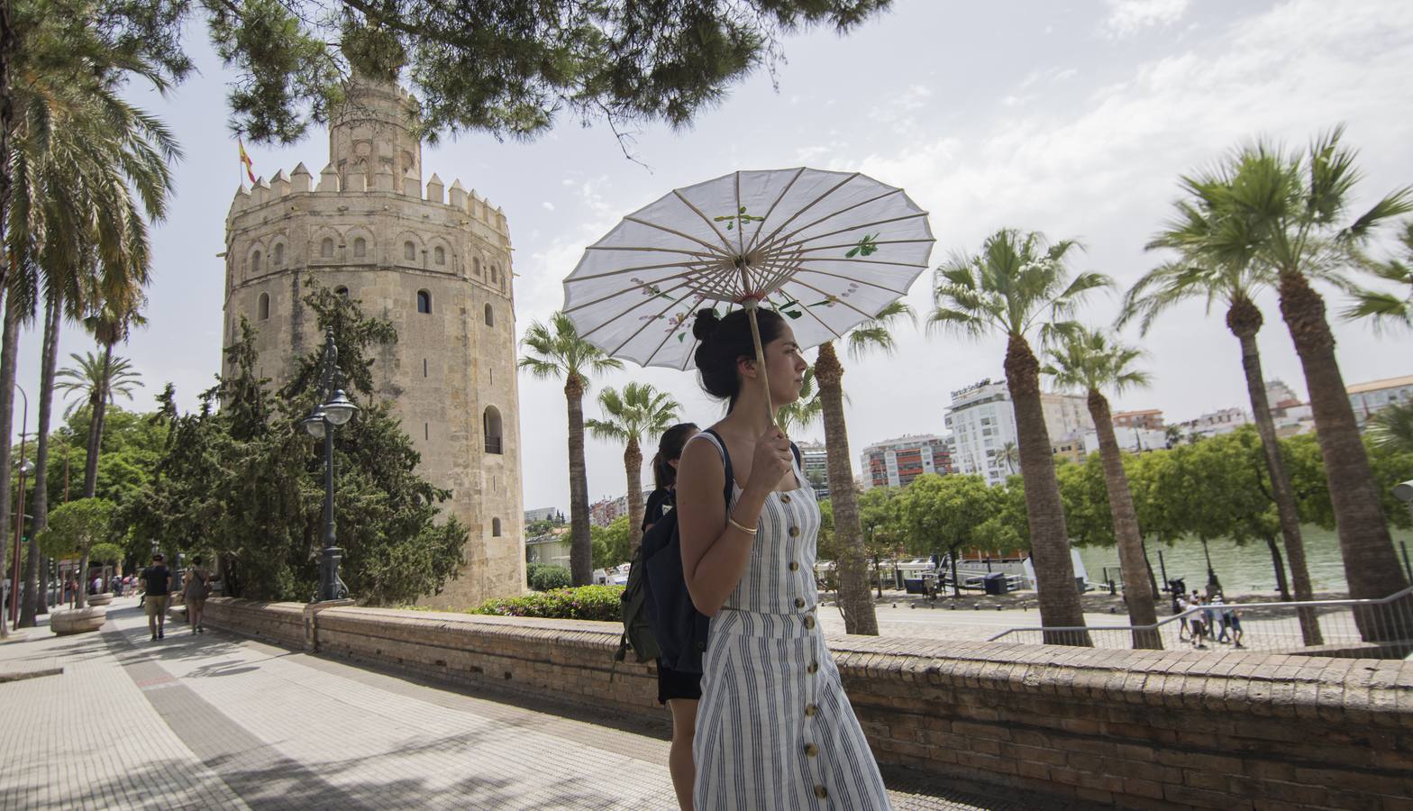 El primer día de la ola de calor en Sevilla