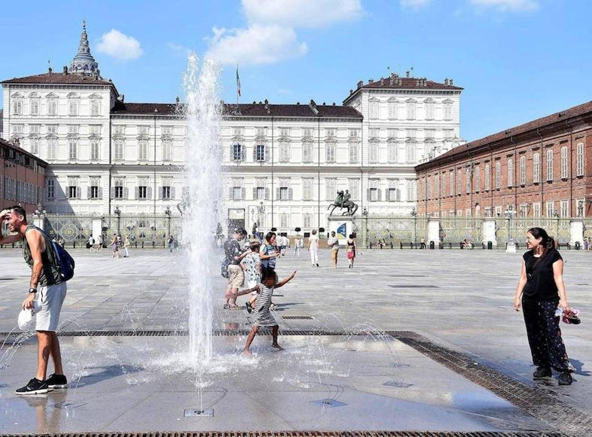 La famosa Plaza del Castillo, a más de 35 grados. Varios turistas se refrescan en las fuentes de la Plaza del Castillo de Turín, Italia. En una jornada en la que se espera que se alcancen los 40 grados de temperatura con motivo de la ola de calor que afecta a Europa estos días.