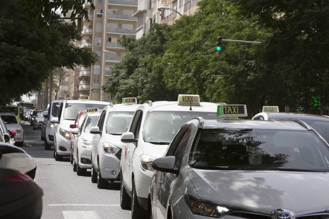 Galería fotos: La protesta de los taxistas de Cádiz en imágenes