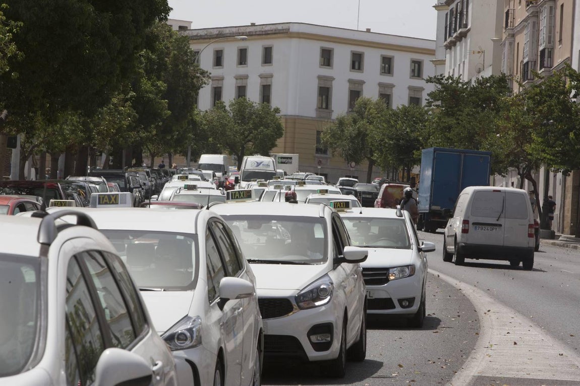 Galería fotos: La protesta de los taxistas de Cádiz en imágenes
