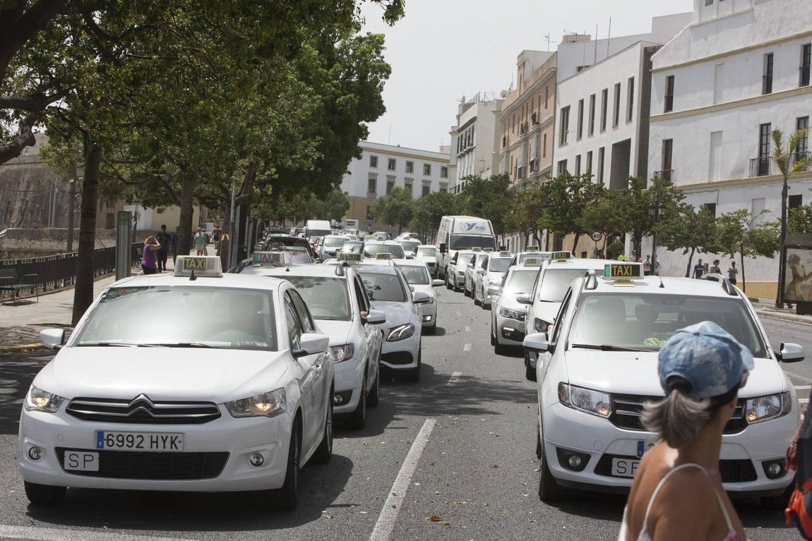 Galería fotos: La protesta de los taxistas de Cádiz en imágenes