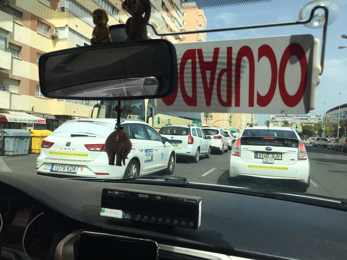 Galería fotos: La protesta de los taxistas de Cádiz en imágenes