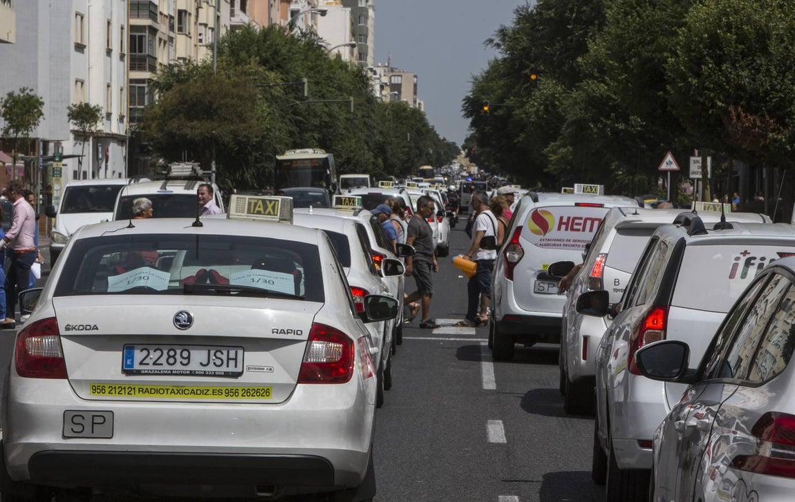 Galería fotos: La protesta de los taxistas de Cádiz en imágenes