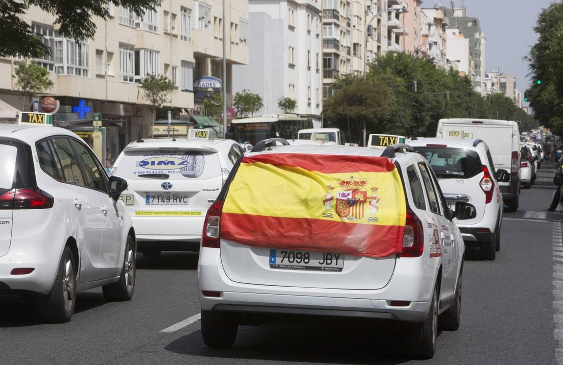 Galería fotos: La protesta de los taxistas de Cádiz en imágenes