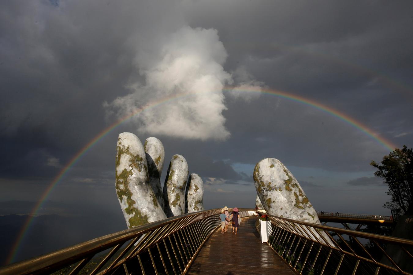 Dos manos gigantes sostienen un nuevo puente en Vietnam. Arcoíris sobre el Gold Bridge. en Bà Nà Hills, zona de montañas al oeste de la ciudad de Da Nang