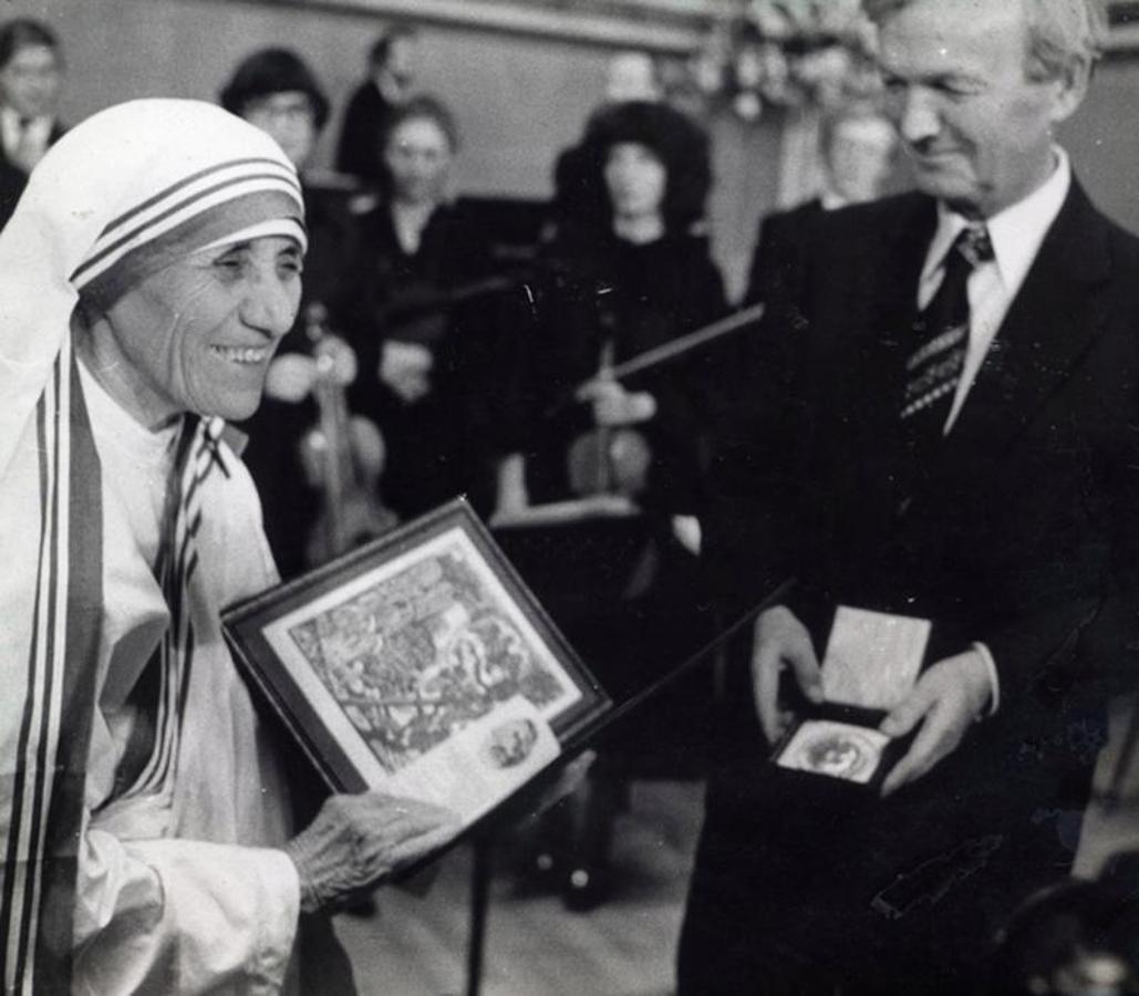 Santa Teresa recibe el Nobel de la Paz en Oslo en el año 1979. 