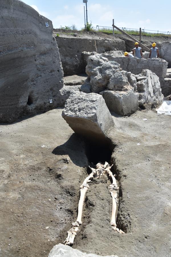 Este esqueleto ha sido uno de los últimos hallazgos en Pompeya. En un primer momento, se pensó que el hombre había muerto decapitado por una roca mientras huía de la lava. 