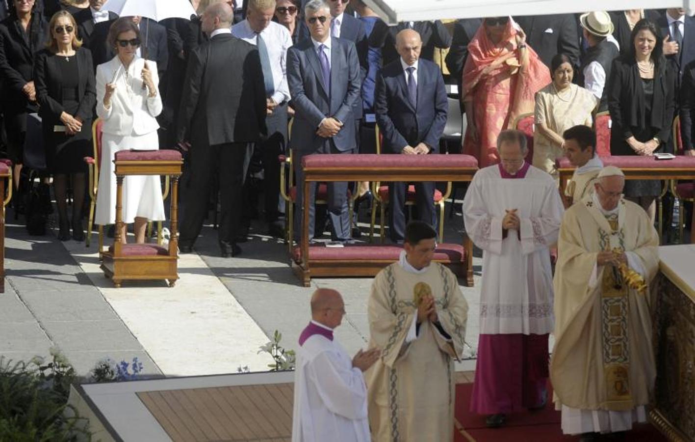 El papa Francisco I en la ceremonia de beatificación de Teresa de Calcuta; de fondo, autoridades del Estado español. 