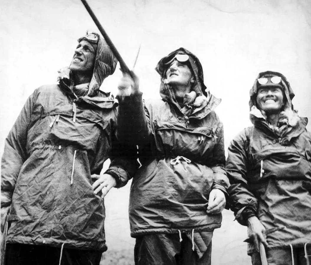 Edmund Hillary, John Hunt y el sherpa Tensing Schrien en el Everest. 