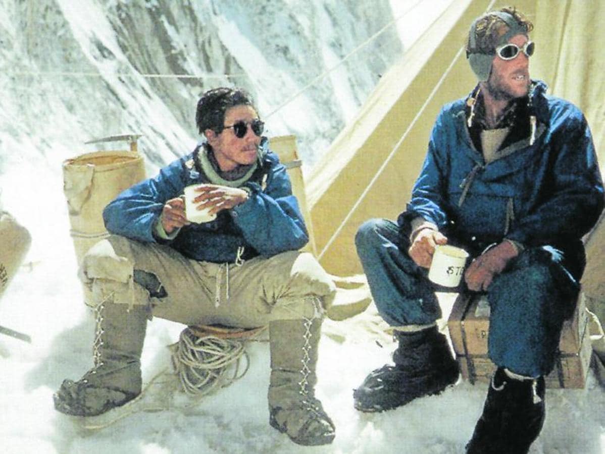 Fotografía tomada durante el ascenso al Everest en la que aparecen Tenzing Norgay y Edmund Hillary. 