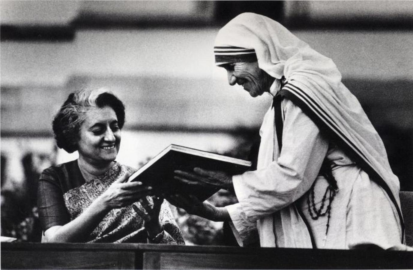 Indira Gandhi entrega el Premio Nehru a la madre Teresa. 