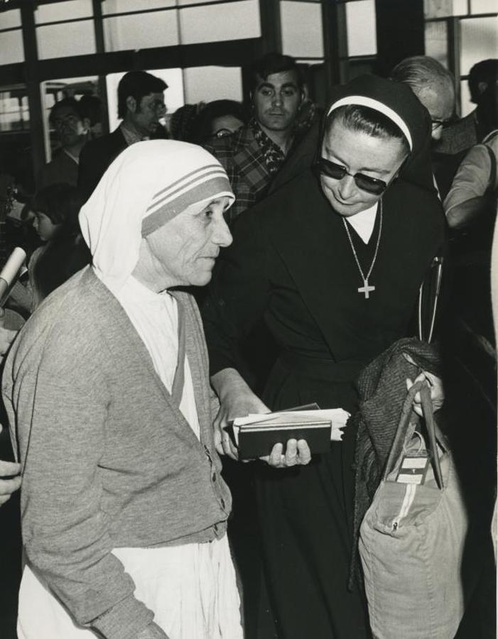 Llegada de Santa Teresa de Calcuta a Madrid en una de sus visitas a nuestro país. 