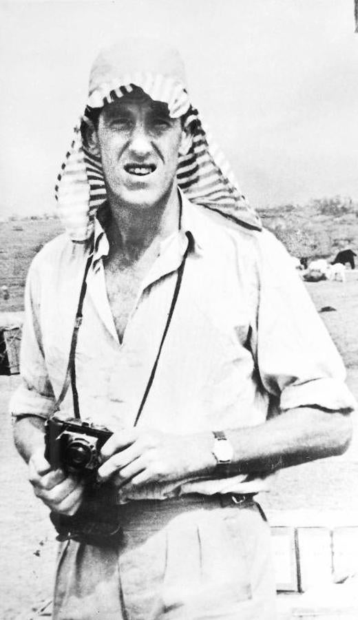 Edmund Hillary con una cámara de fotos en Nueva Zelanda. 