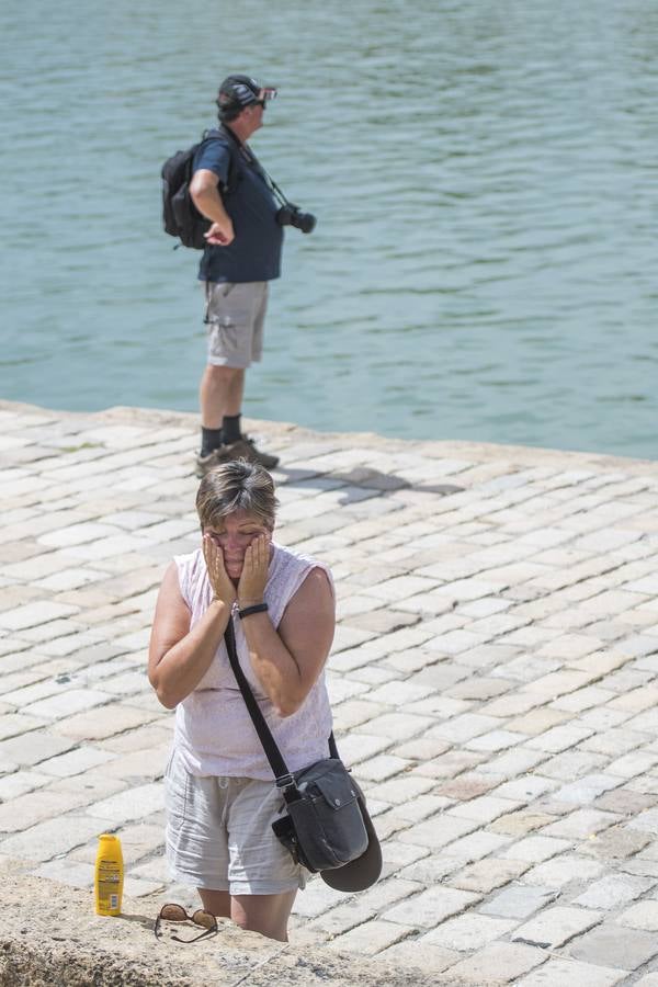 Así soportan los sevillanos la primera ola de calor del verano