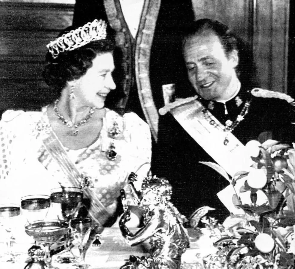 El rey Juan Carlos I junto a la reina Isabel II. 