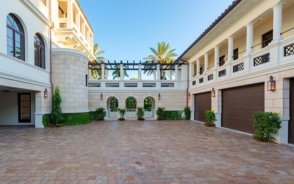 Familia Bacardí. Hilda Maria Bacardí es una de las mujeres más ricas del mundo, la descendiente de los emigrantes catalanes heredó ingentes cantidades de dinero de los fundadores de la casa de ron. Facundo Bacardí se vio obligado a partir hacia Cuba con solo 15 años y cconsiguió que su marca de ron fuese la favorita de los cubanos. La empresa se convirtió en la primera multinacional del país, pero en la década de los 60  el ascenso al poder de Fidel Castro cambió la suerte de la compañía