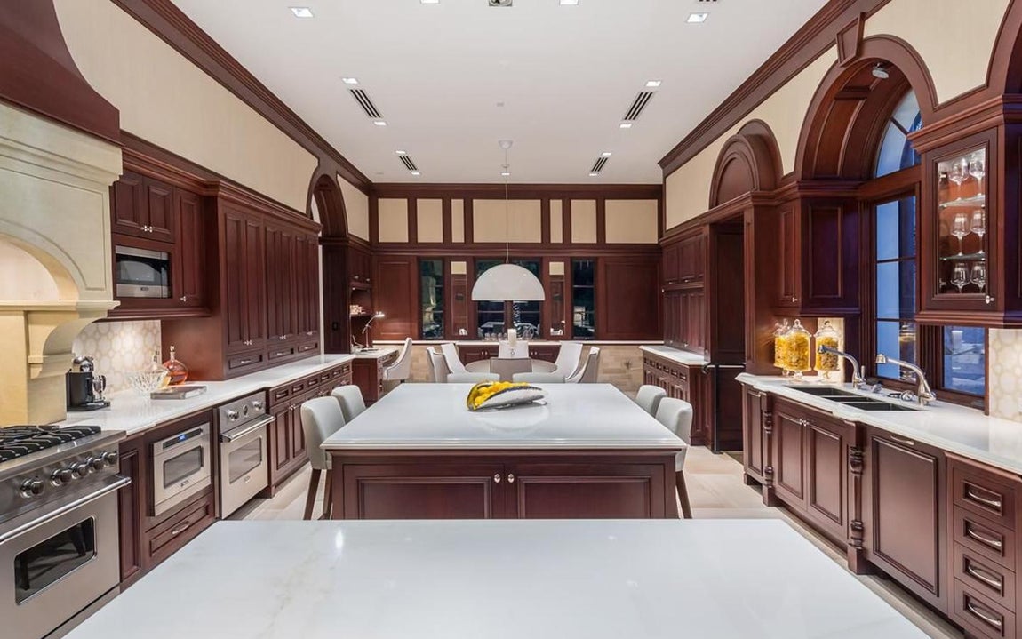 Cocina. La cocina es muy grande y en su parte central tiene una enorme barra de desayuno. Los electrodomésticos son de acero inoxidable y el mobiliario está hecho en madera