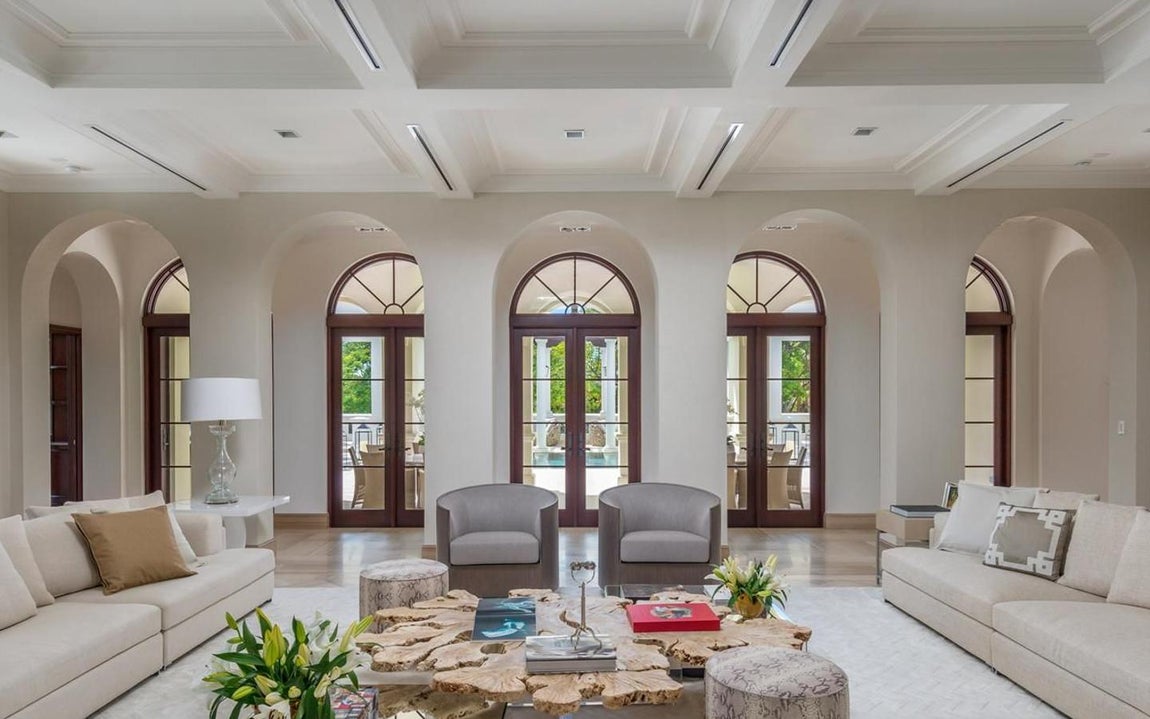 Materiales nobles. La vivienda derrocha lujo. Está construida en piedra blanca, sus suelos son de mármol y las puertas y ventanas de caoba hondureña, obra del arquitecto Portuondo Perotti