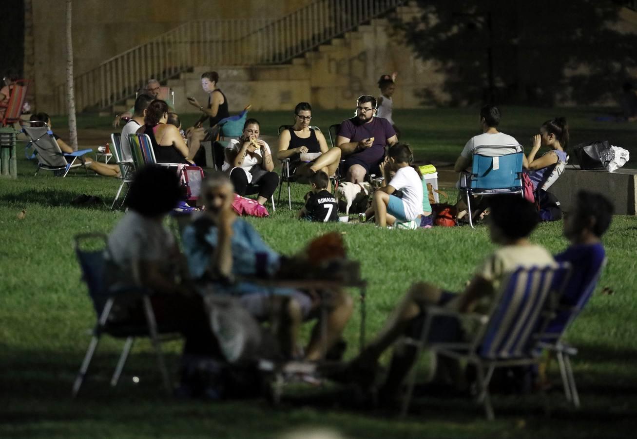 El Arenal en la noche más calurosa del verano, en imágenes