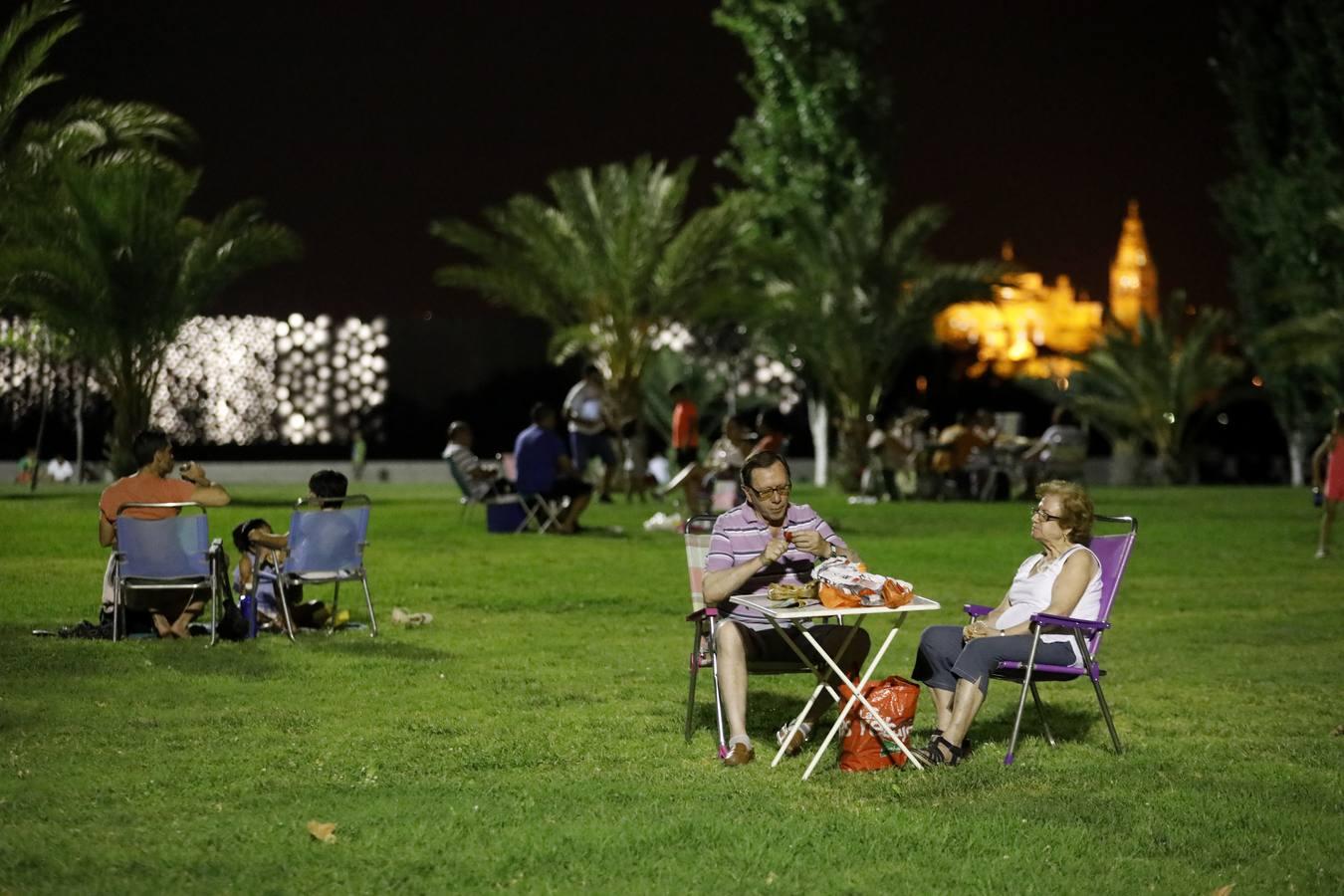 El Arenal en la noche más calurosa del verano, en imágenes