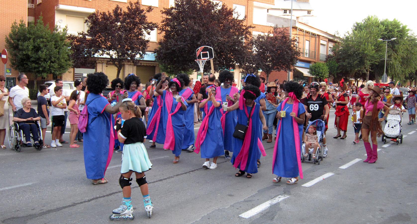 Colorido y multitudinario desfile de carrozas en Villacañas