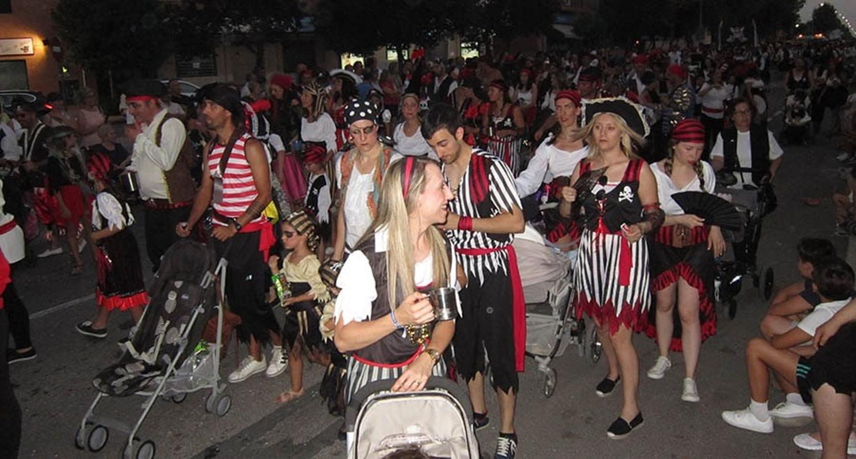 Colorido y multitudinario desfile de carrozas en Villacañas