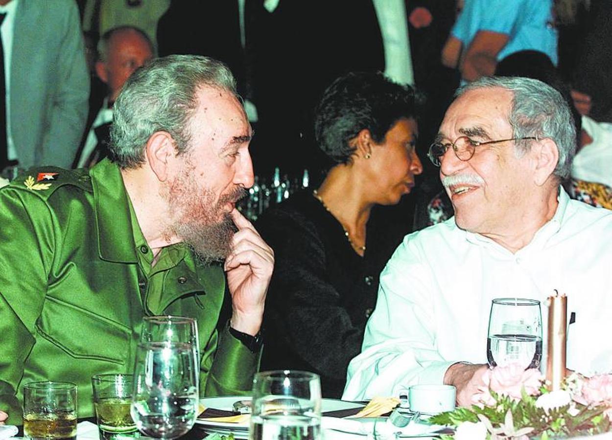 Gabriel García Márquez conversando con Fidel Castro. 