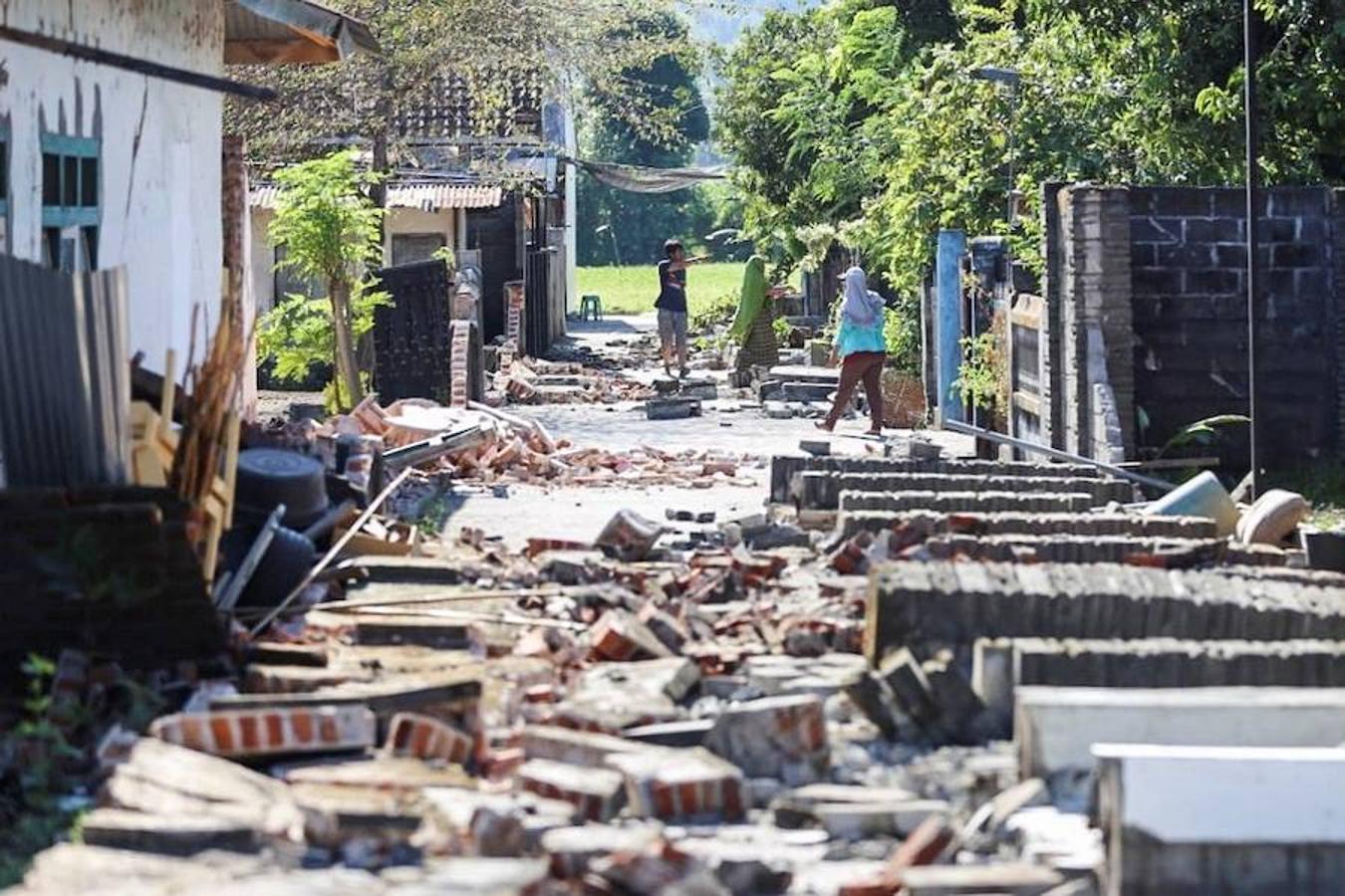 Los vecinos buscan supervivientes tras el seísmo. Varios vecinos tratan de recuperar parte de sus pertenencias en Lombok.