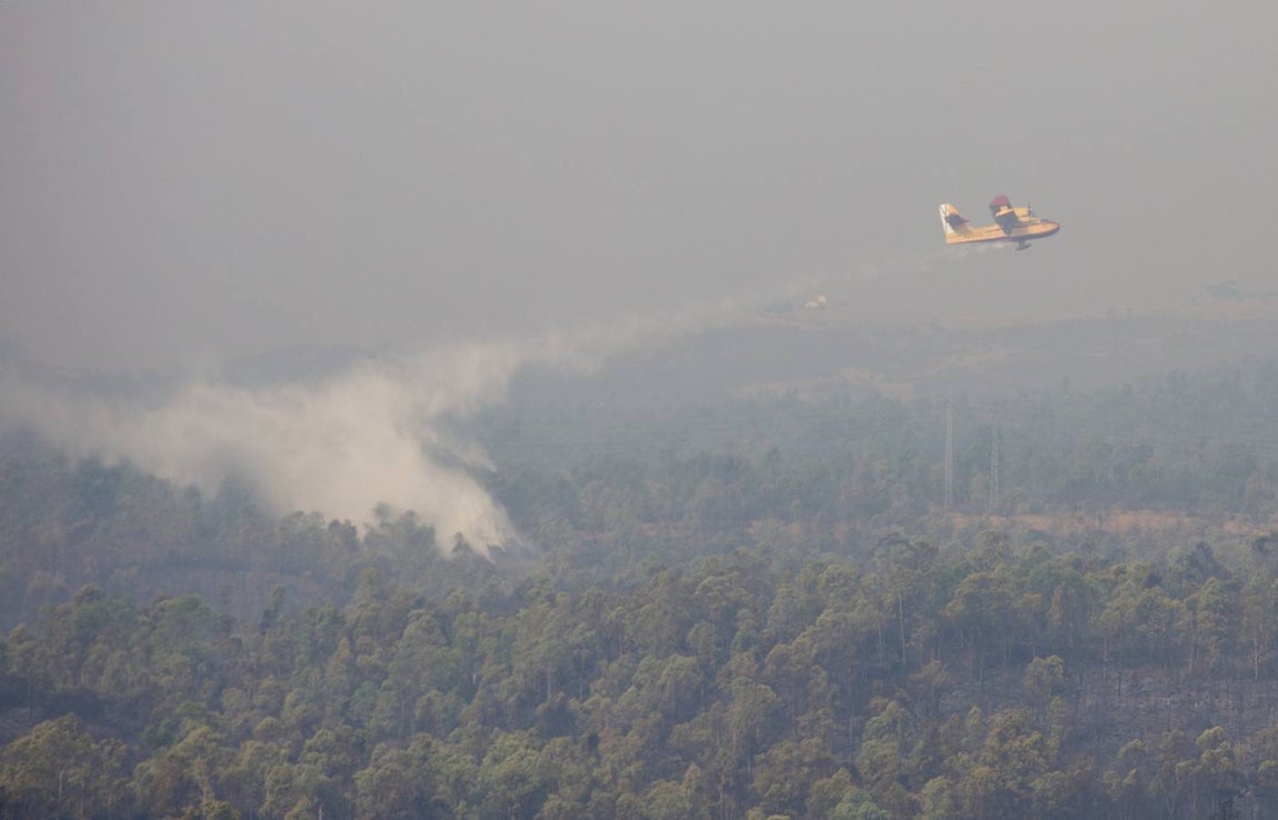 Espectaculares imágenes del incendio de Almonaster la Real