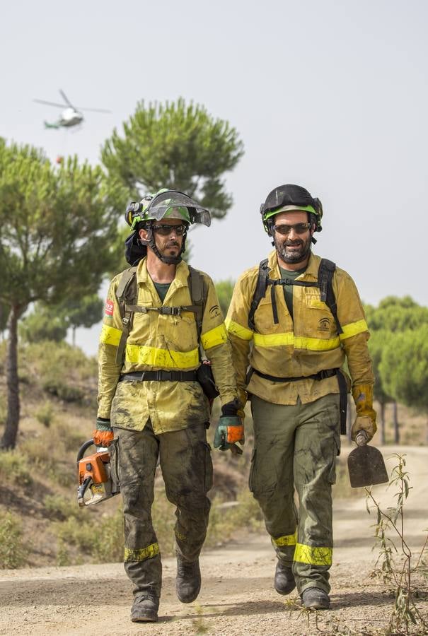 Espectaculares imágenes del incendio de Almonaster la Real