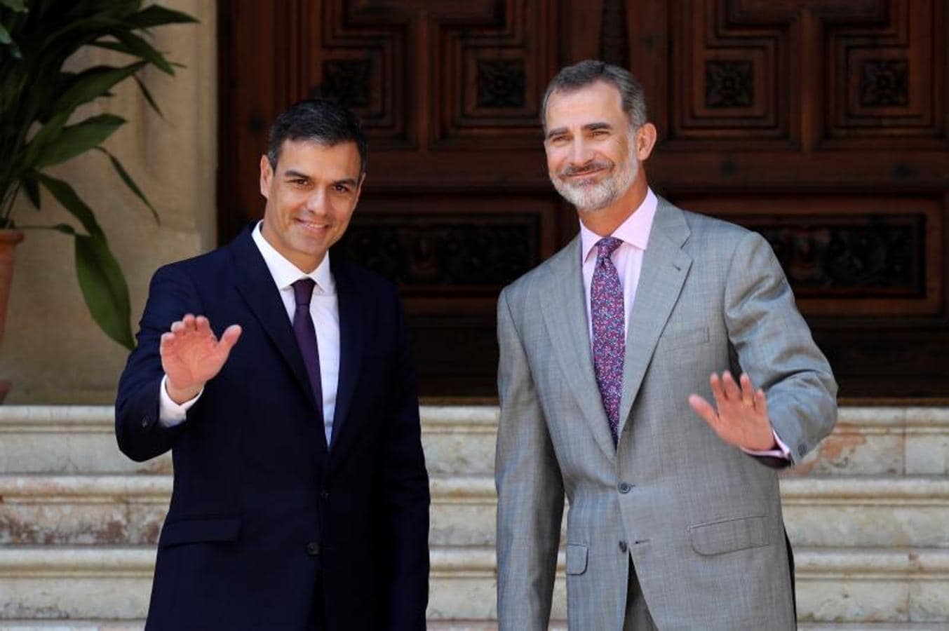 Felipe VI y Pedro Sánchez saludan a la prensa. 
