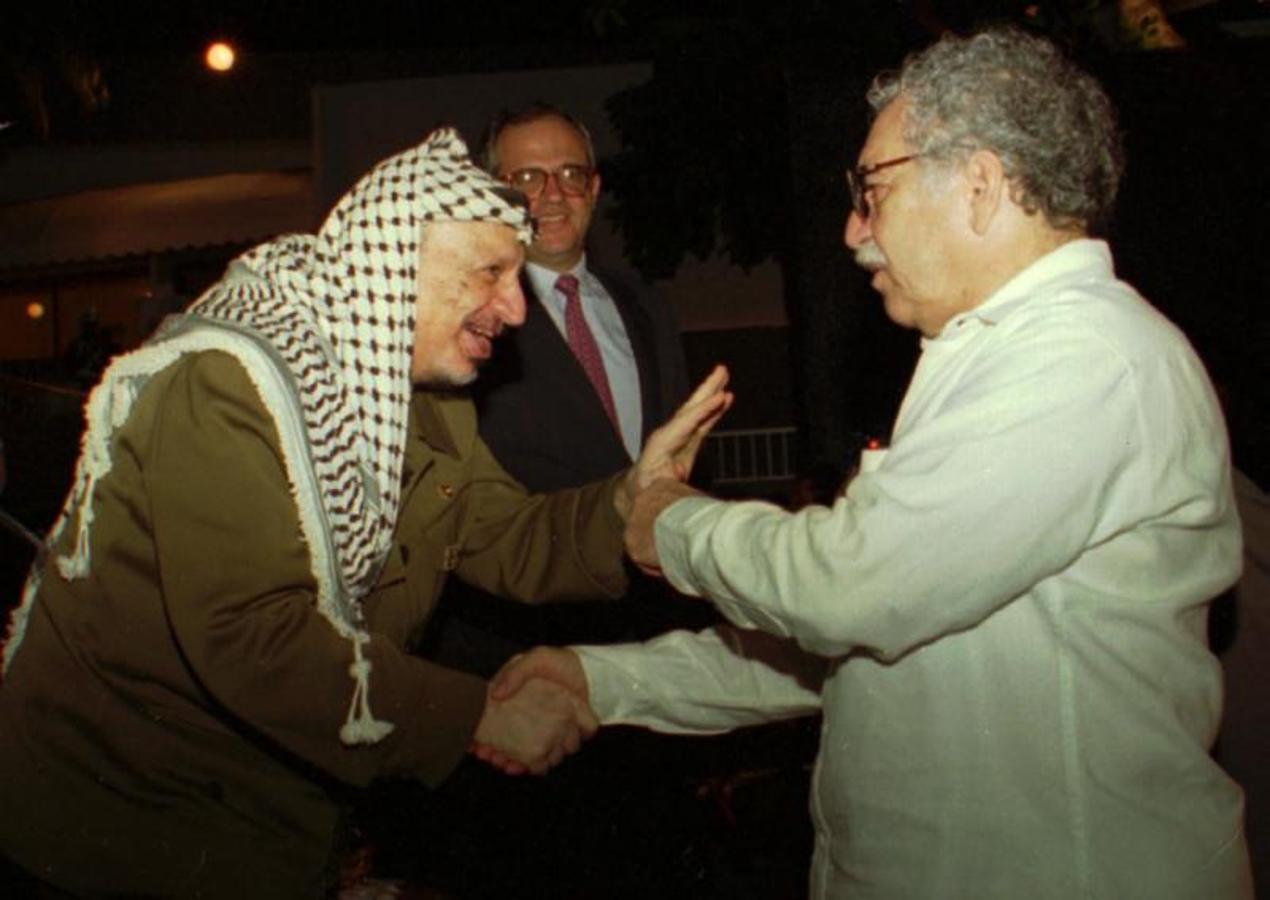 El Nobel de la Paz, Yasser Arafat, junto con el Nobel de Literatura, Gabriel García Márquez. 