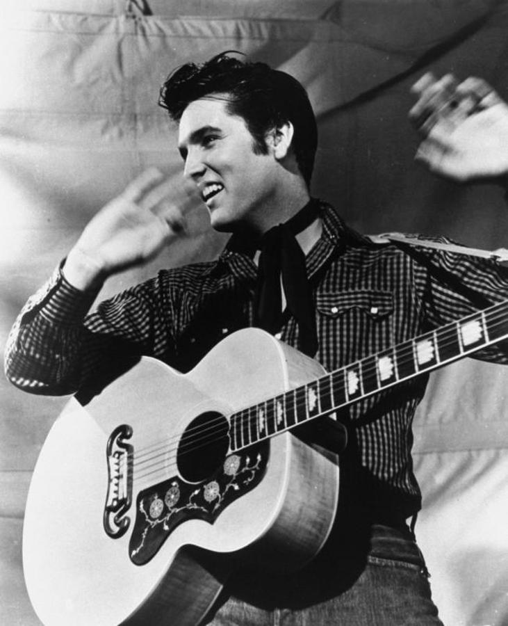 Elvis durante una actuación con su Gibson J-200. 