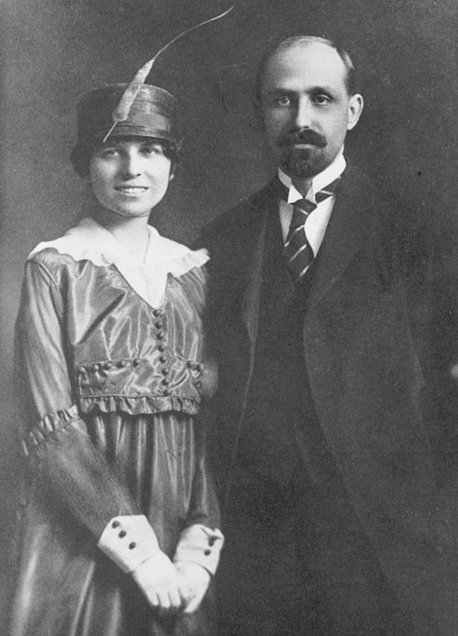 Fotografía de su boda con Zenobia Camprubí. 