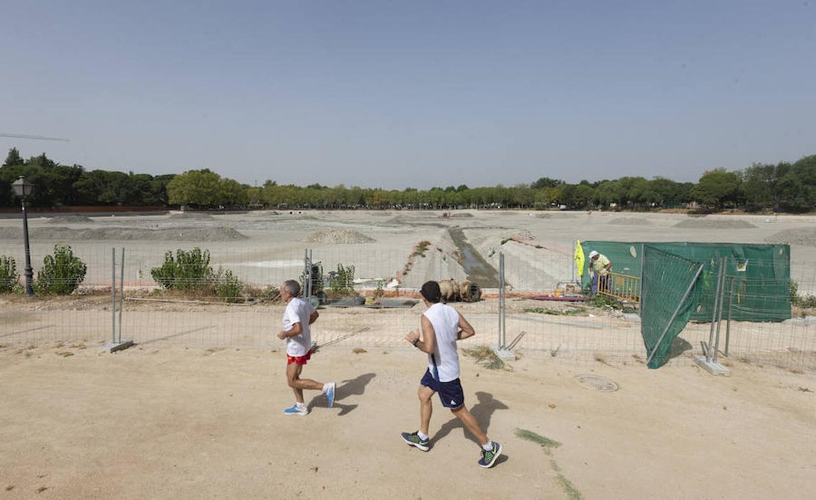 10.. El lago, que no se vacía desde 1995, tiene una capacidad para 160.000 metros cúbicos