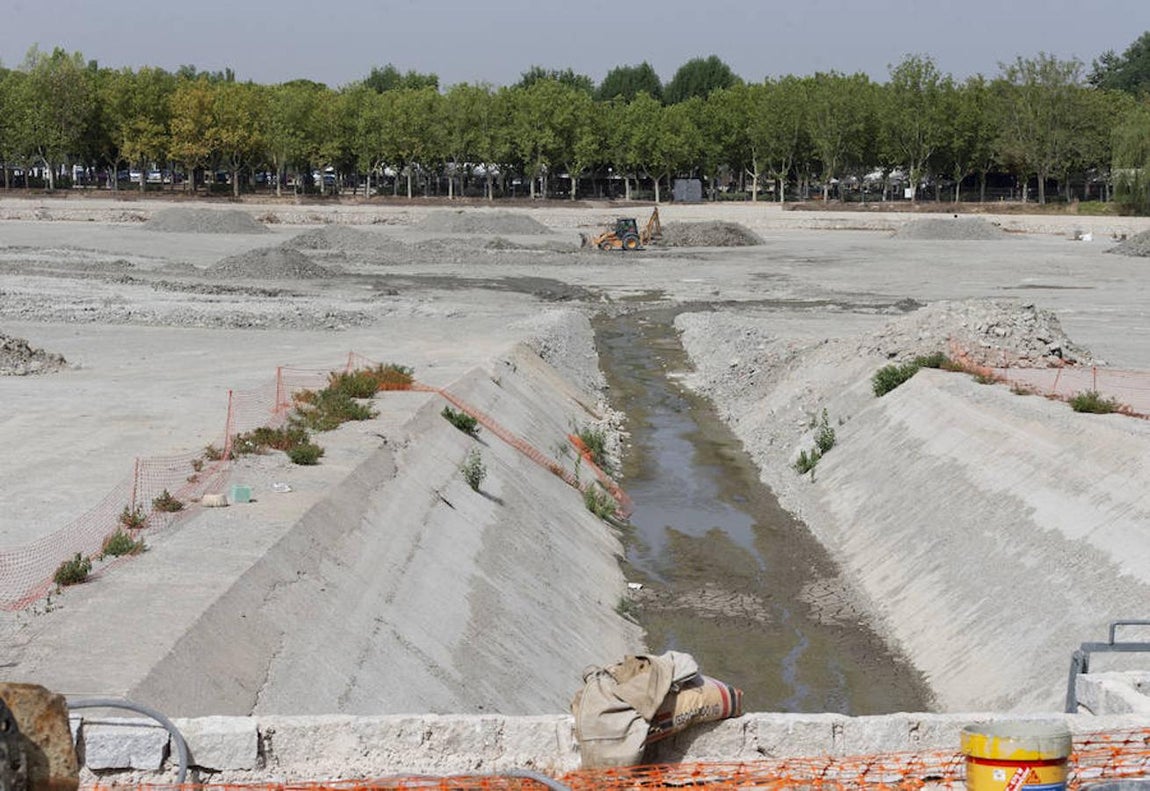 12.. El estanque, que ocupa 80.150 metros cuadrados, se encuentra enmarcado en un espacio protegido como Bien de Interés Cultural en categoría de Sitio Histórico. Por ello, las actuaciones han tenido que ser supervisadas por la Comisión Local de Patrimonio Histórico