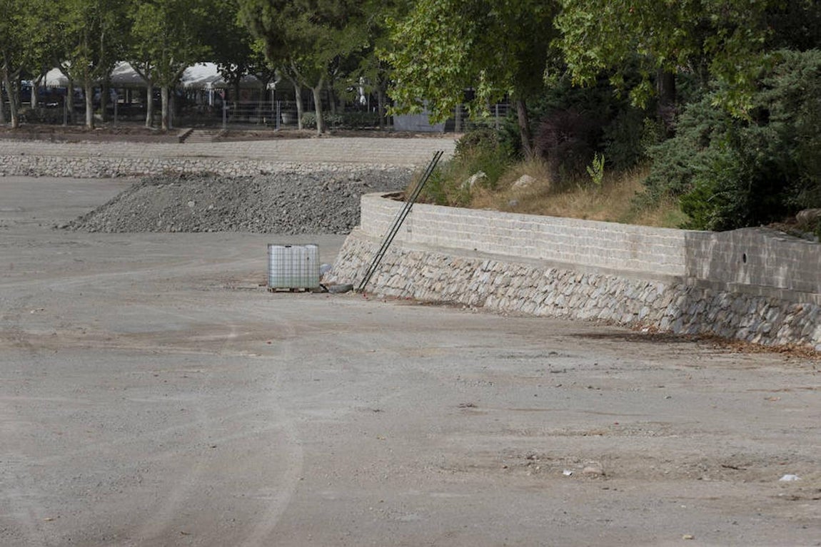6.. El objetivo de esta gran obra es solucionar las grietas en el vaso y el muro de contención del estanque, así como la reforma del entorno del estanque, que incluirá una zona de «playa», nuevos itinerarios peatonales y la renovación completa del mobiliario urbano y de las instalaciones náuticas