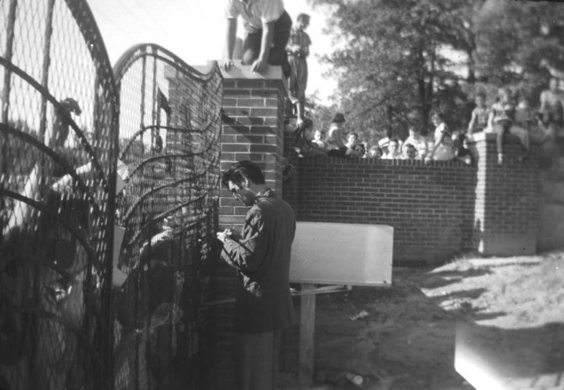 El padre del rock'n'roll firmando autógrafos para unos fans. 