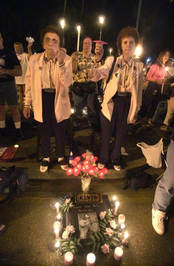 La famosa «Vigilia de las Velas» de 2004 que tiene lugar cada año en Memphis en honor a Elvis. 