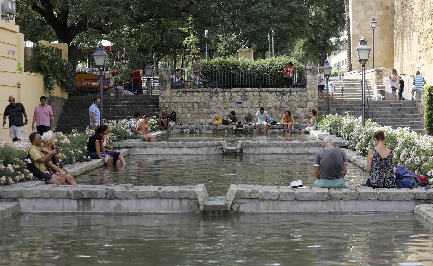 Las fuentes, un recurso contra el calor en Córdoba, en imágenes