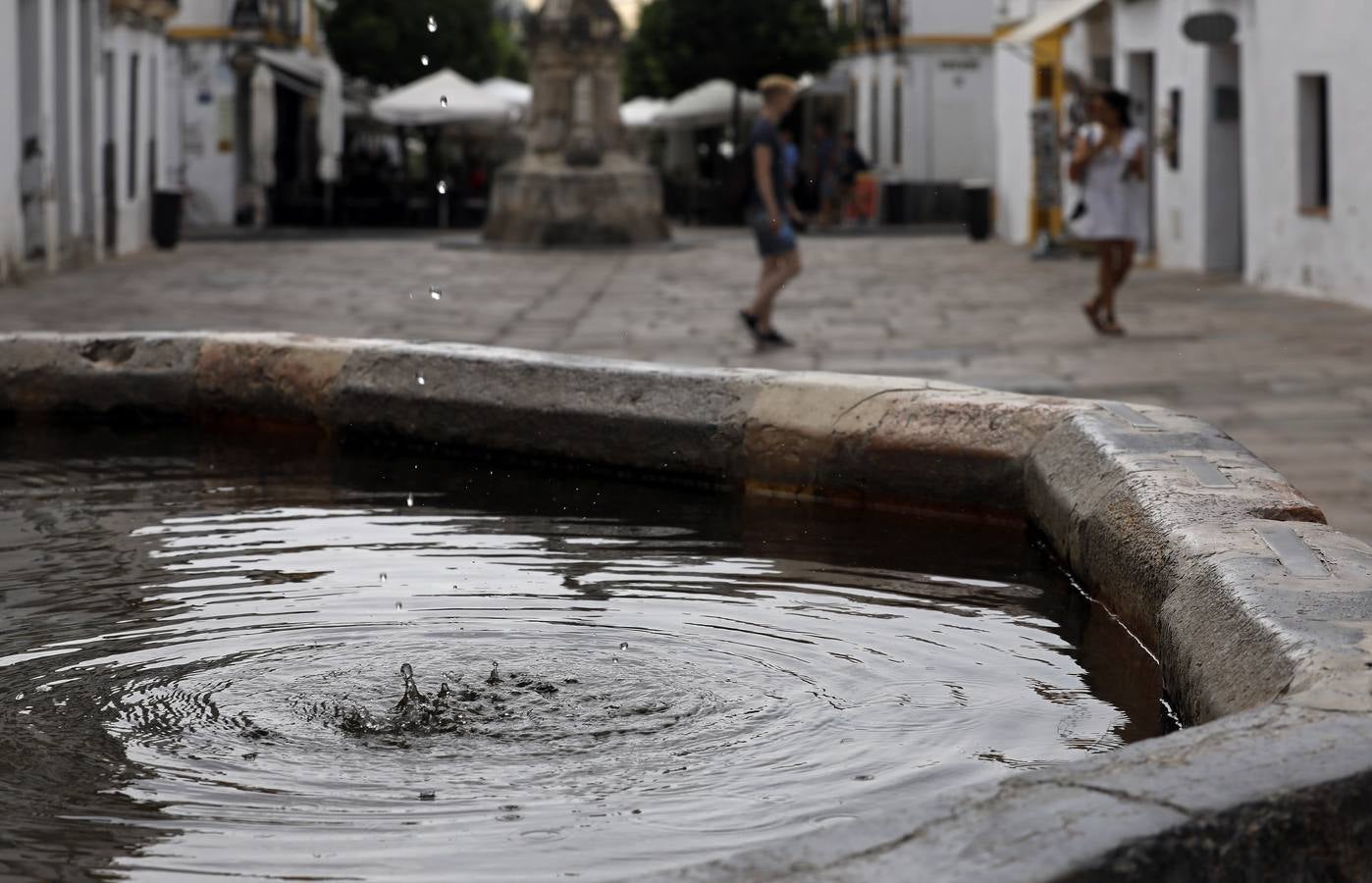 Las fuentes, un recurso contra el calor en Córdoba, en imágenes