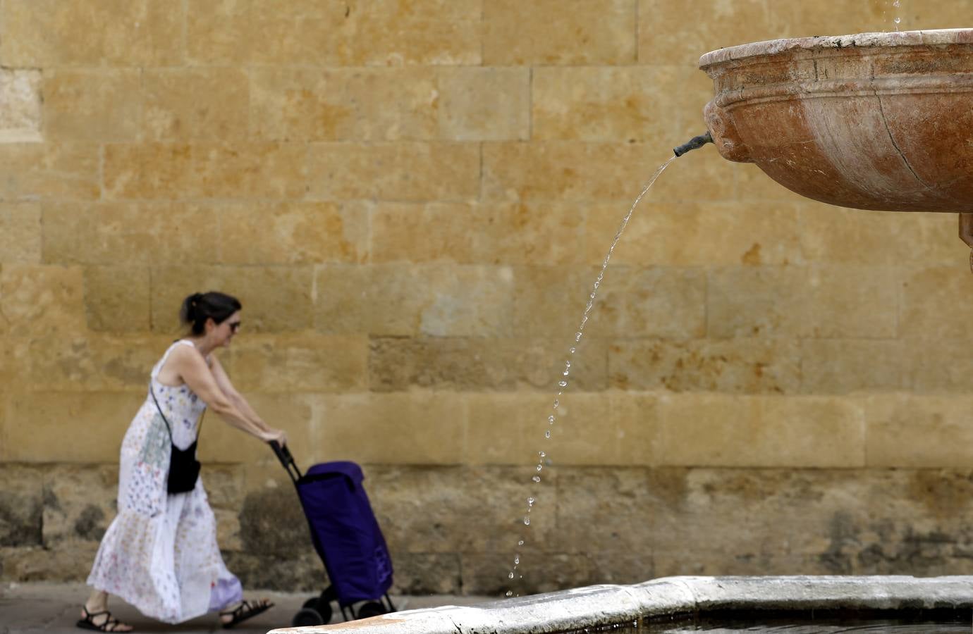 Las fuentes, un recurso contra el calor en Córdoba, en imágenes