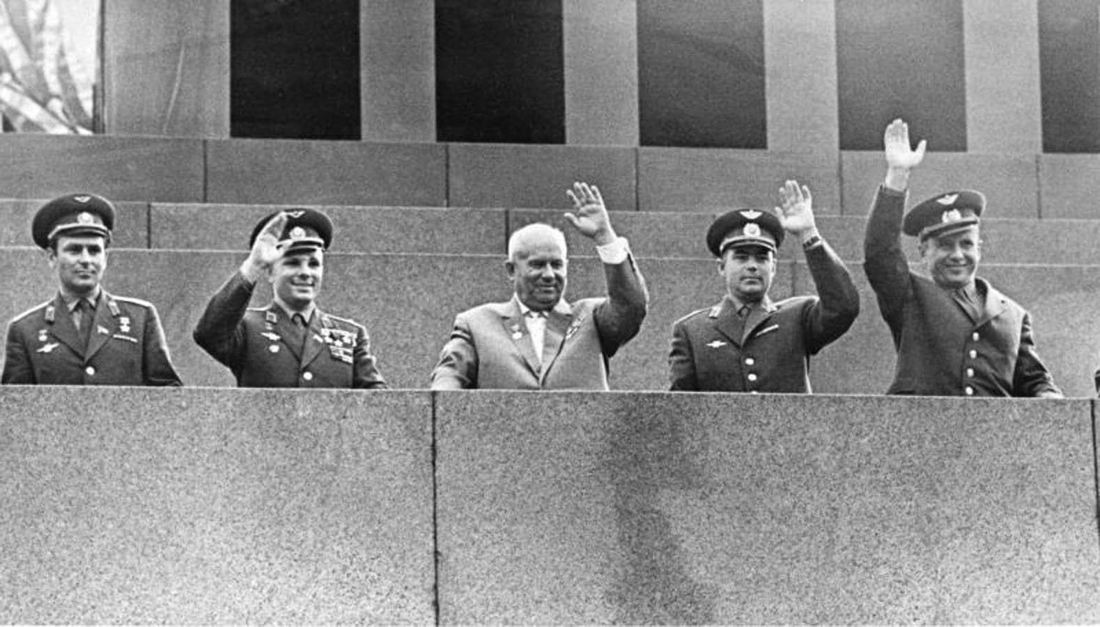 Saludo de Gagarin y Kruschev desde la tumba de Lenin. 