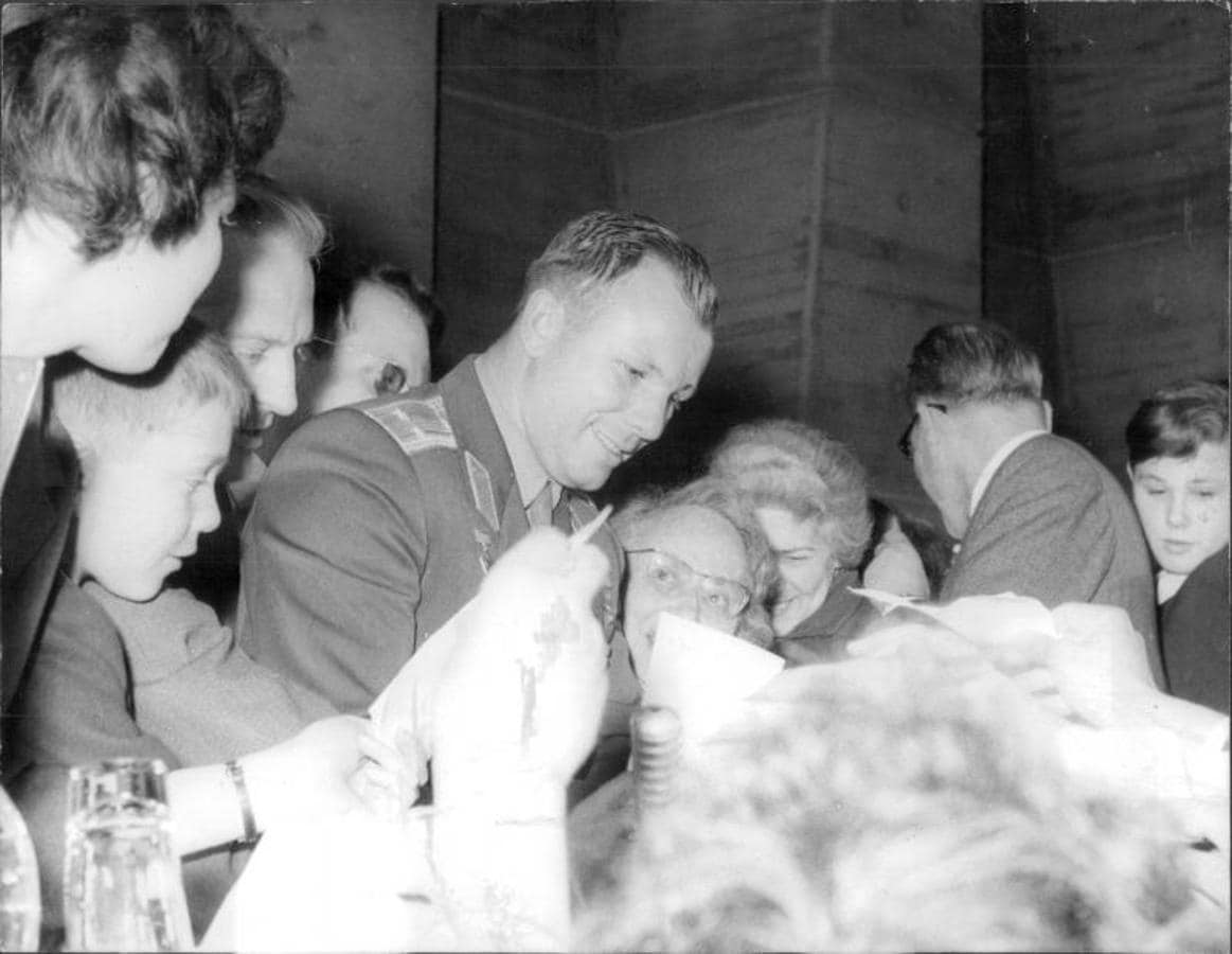 Yuri Gagarin firmando autógrafos en la Casa de la Unesco en París. 